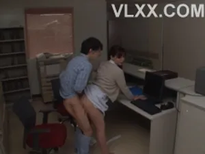 老板在他妈的秘书 。 愚蠢的秘书只能他妈的，但不能工作 局长不知道如何使用复印机 老板很惊讶。 他饶有兴趣地看着秘书的工作。 妓女准备去挣工资了。 母 乱搞老板。 老板兼屁股秘书。