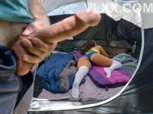 Sáng sớm đã bị ông hàng xóm qua "chơi"