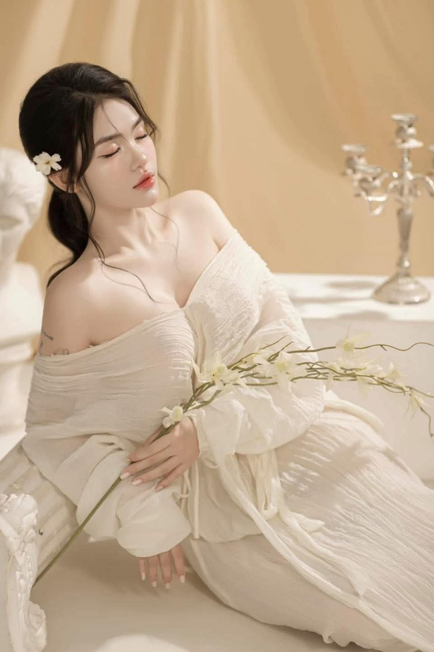HMN-233 "Thưa ngài, vô đạo đức ごっこしよ" Người vợ đang trong giai đoạn kiệt sức, phụ trách việc làm kem, tán tỉnh và học việc. gặp Futaba Hikaru sau giờ học